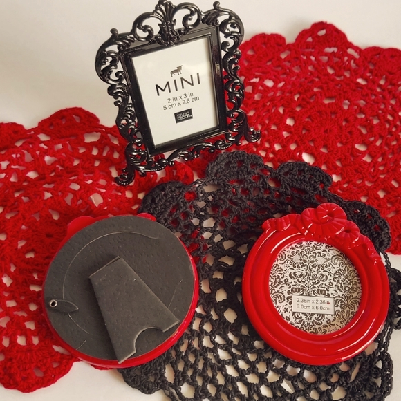 Mini photo frames, doillies, vintage style decor NWOT - Picture 1 of 7